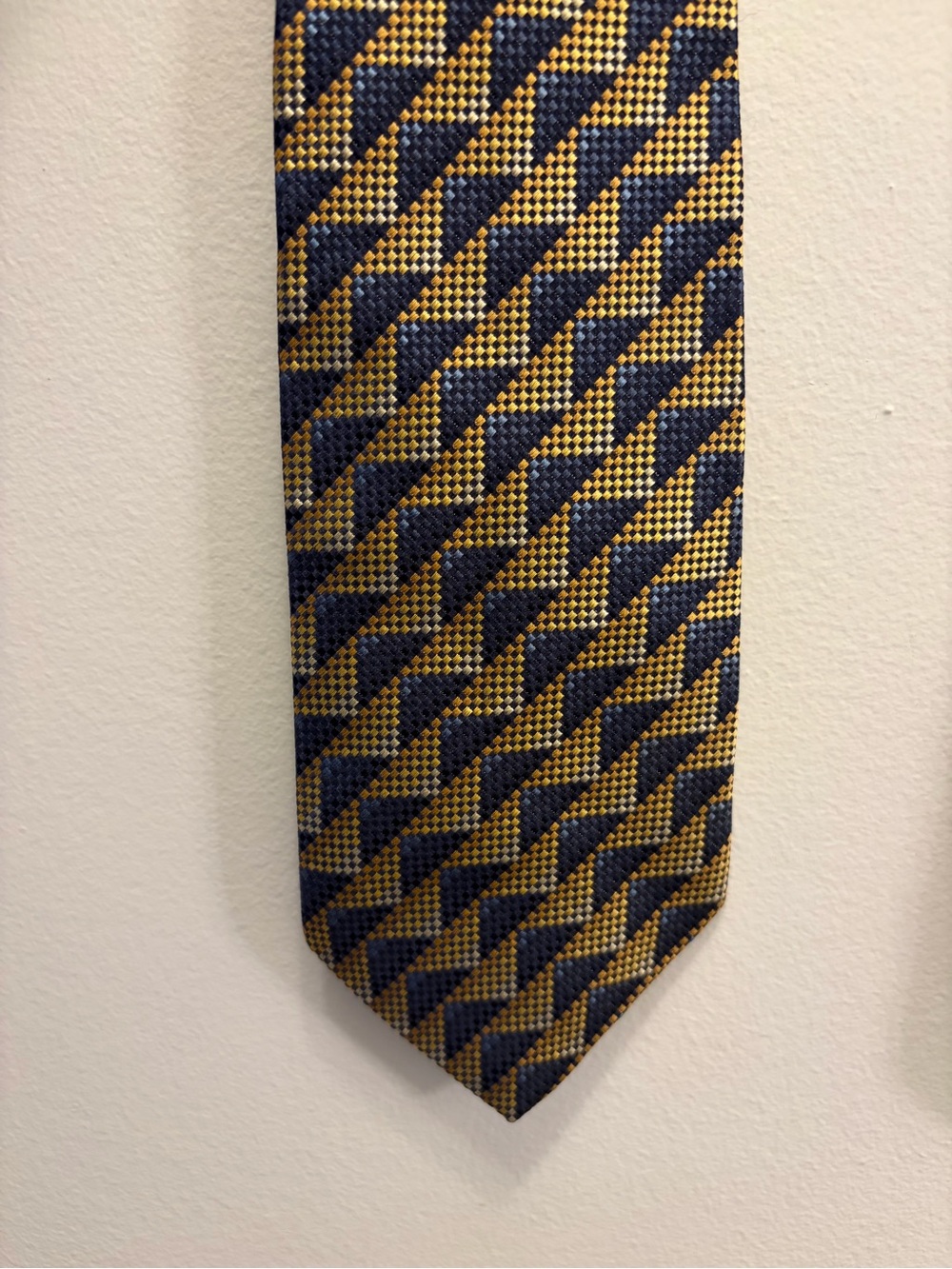 Geoffrey Beene Men's Tie Navy Blue Gold Geometric Pattern 3.5" Wide